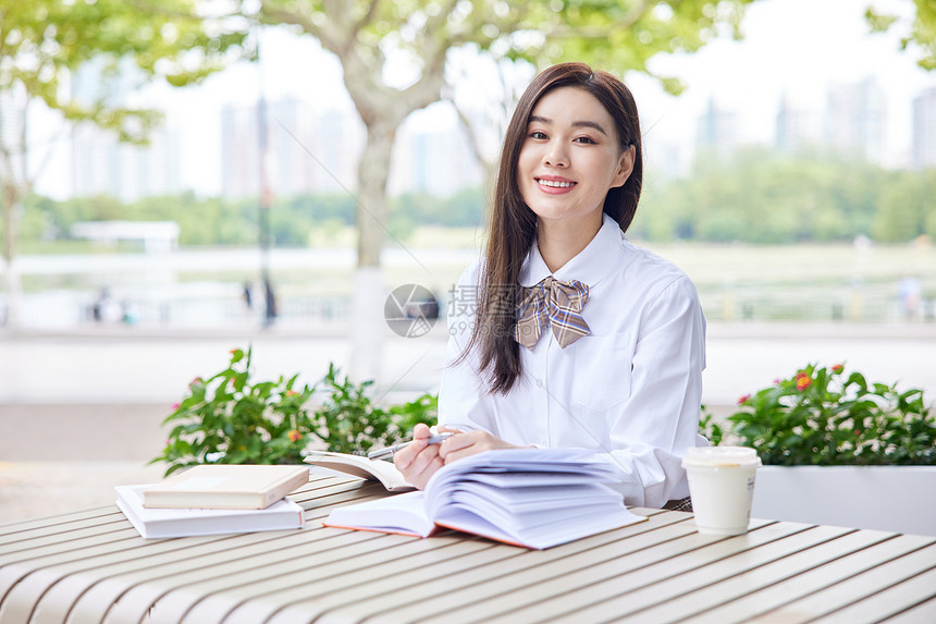 女学生户外阅读学习图片