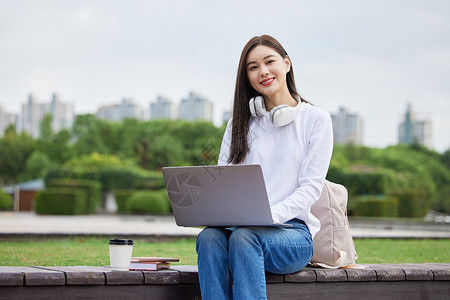 使用笔记本电脑学习的年轻美女大学生图片