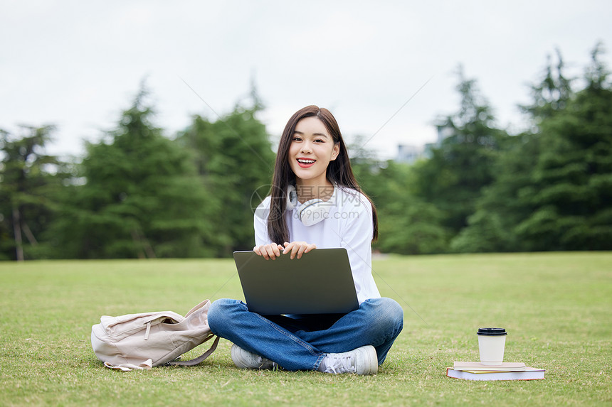 美女大学生使用笔记本电脑图片