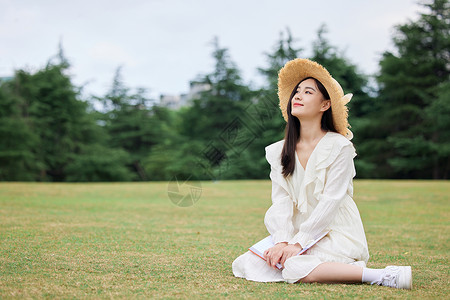 年轻美女户外草坪休闲图片