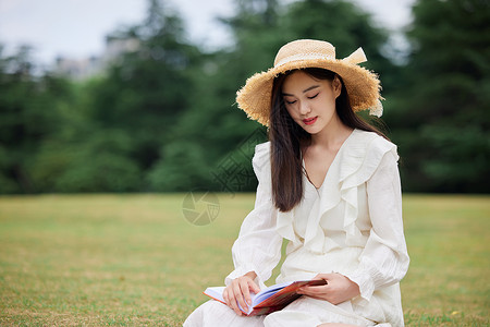 年轻美女户外草坪阅读形象图片