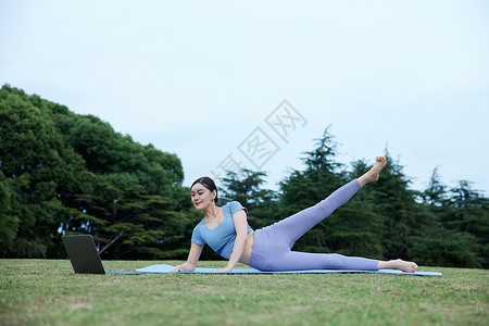 年轻女性户外瑜伽练习图片
