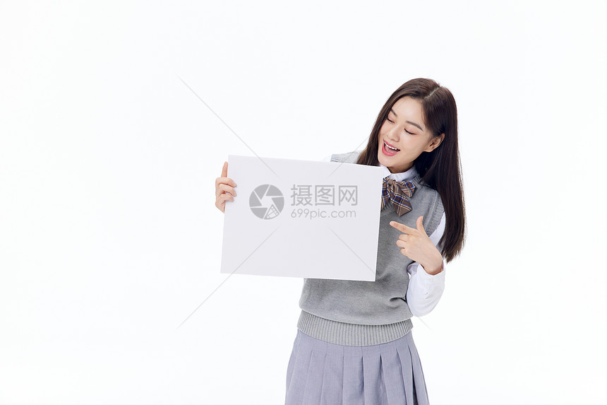 手拿白板的美女大学生图片