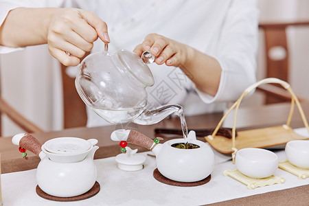 女性沏茶手部特写背景图片