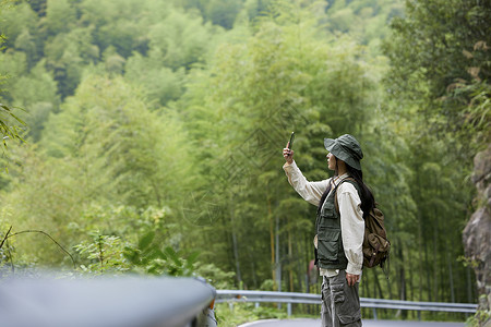 登山车年轻女性户外游玩拍照背景