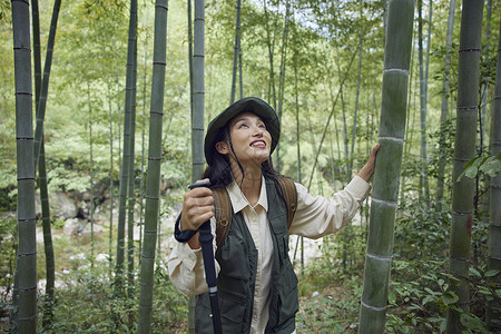 年轻女性竹林里面远足徒步图片