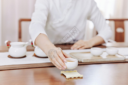 茶艺师沏茶端茶手部特写图片