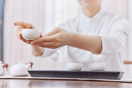 女性端茶手部特写背景图片