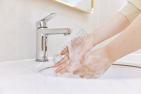 卫生间洗手的女性特写图片