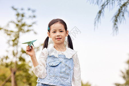 手拿纸飞机的女孩图片