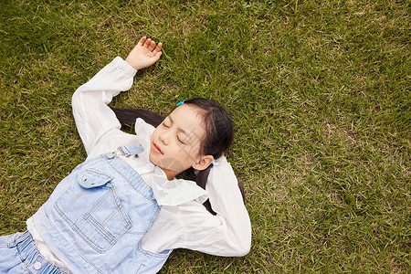 小女孩躺在草地上图片