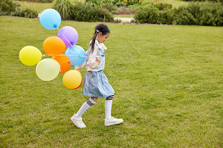 手拿气球奔跑的小女孩图片