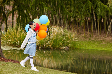 手拿气球奔跑的小女孩图片