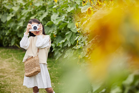 淡绿色草地拍摄室外拿着照相机的小女孩背景