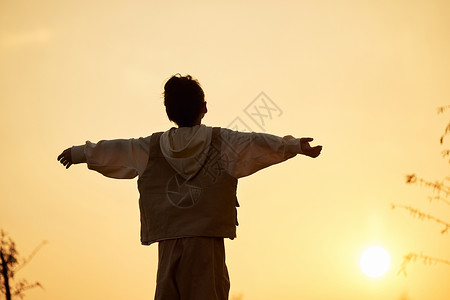 秋游正当时展板夕阳小女孩背影剪影背景