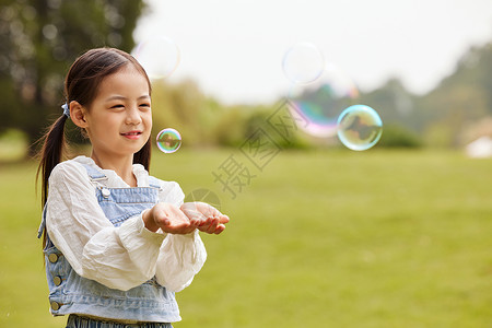 秋季室外玩泡泡的小女孩背景图片