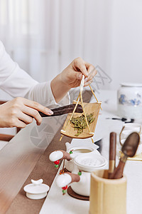 茶艺女女茶艺师泡茶手部特写背景