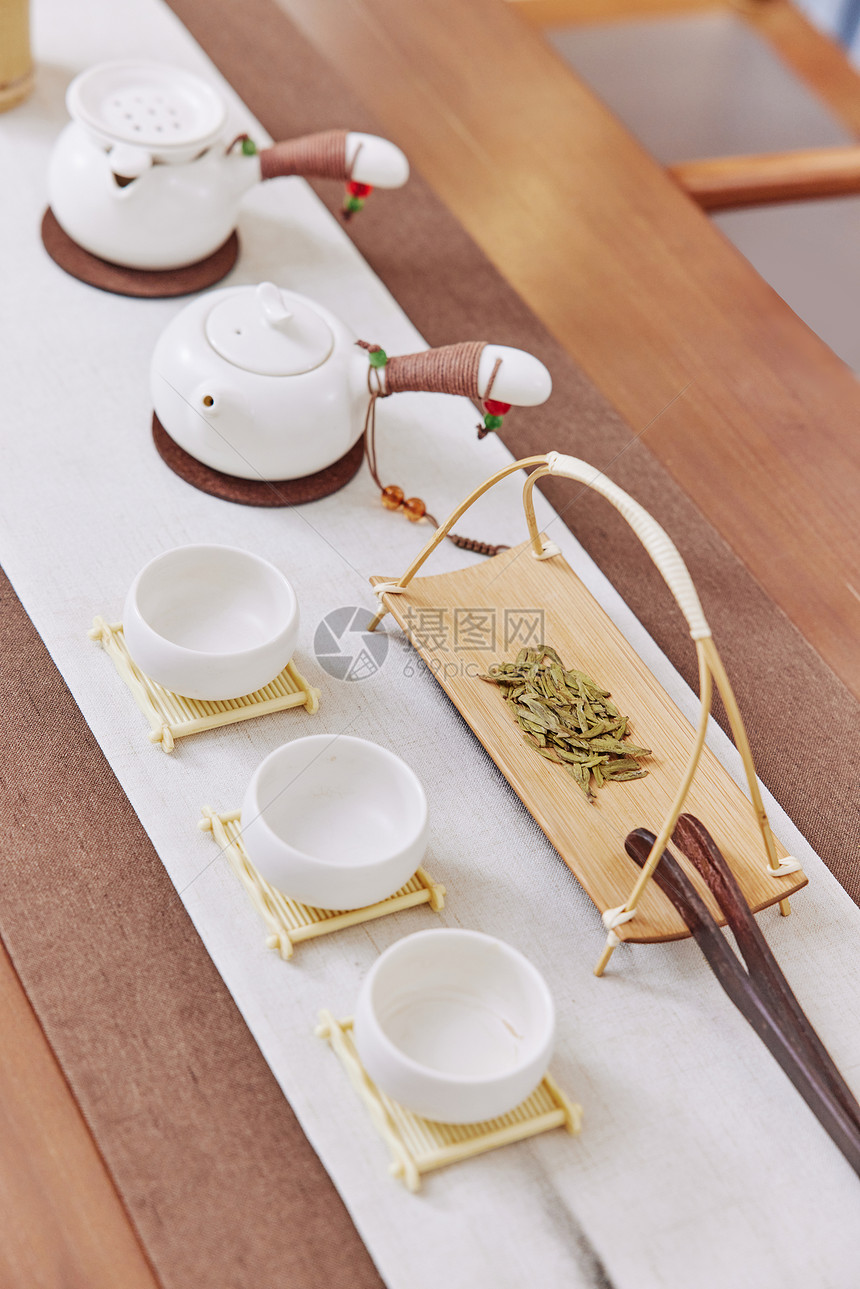 桌上的茶具图片