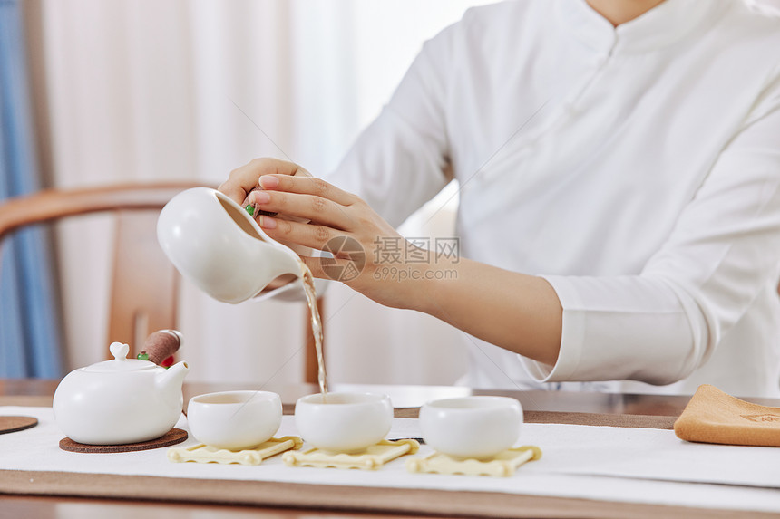 女性茶艺师沏茶泡茶特写图片