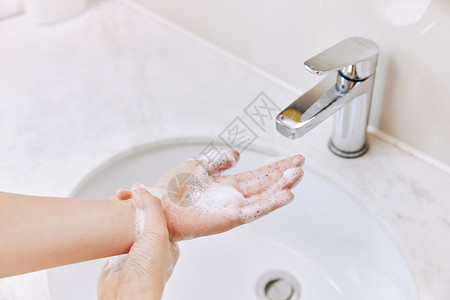 女性洗手消毒手部特写高清图片
