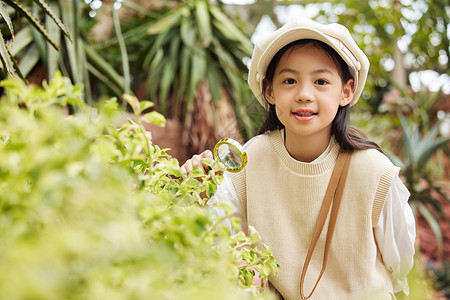 在植物园参观的小女孩图片