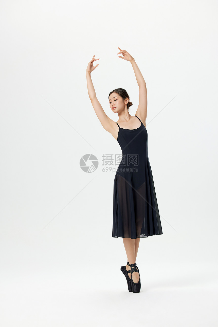 跳现代舞的女性舞者图片