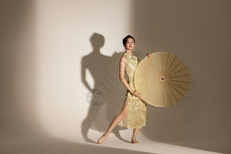撑油纸伞的国潮女性舞者背景图片