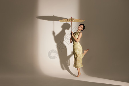 撑油纸伞的国潮舞者背景图片