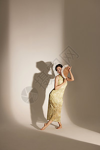 国潮女性舞者手拿折扇背景图片