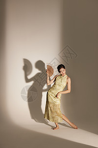 国潮女性舞者手拿扇子起舞图片