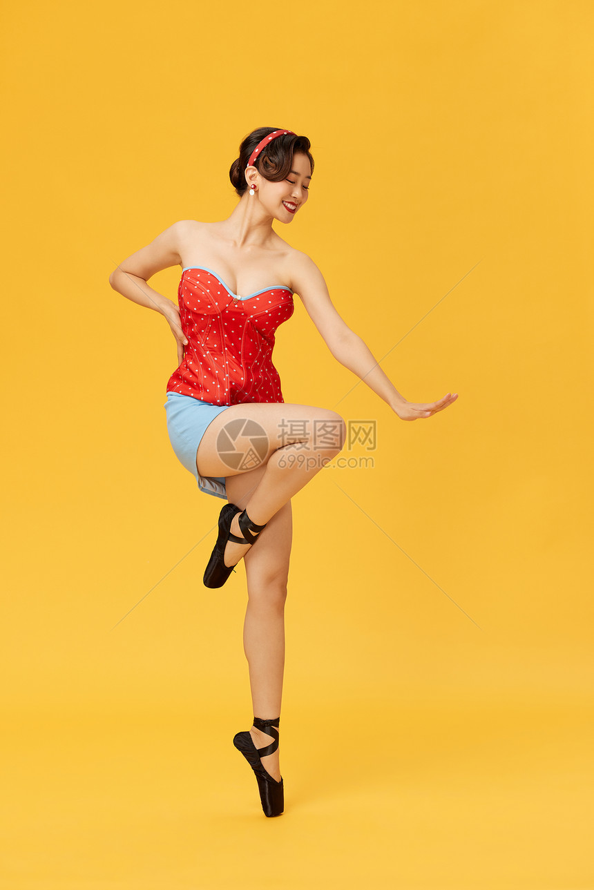 跳芭蕾舞的复古摩登女郎图片