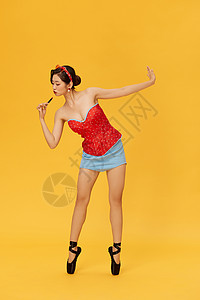 复古摩登女郎芭蕾舞者手拿口红背景图片