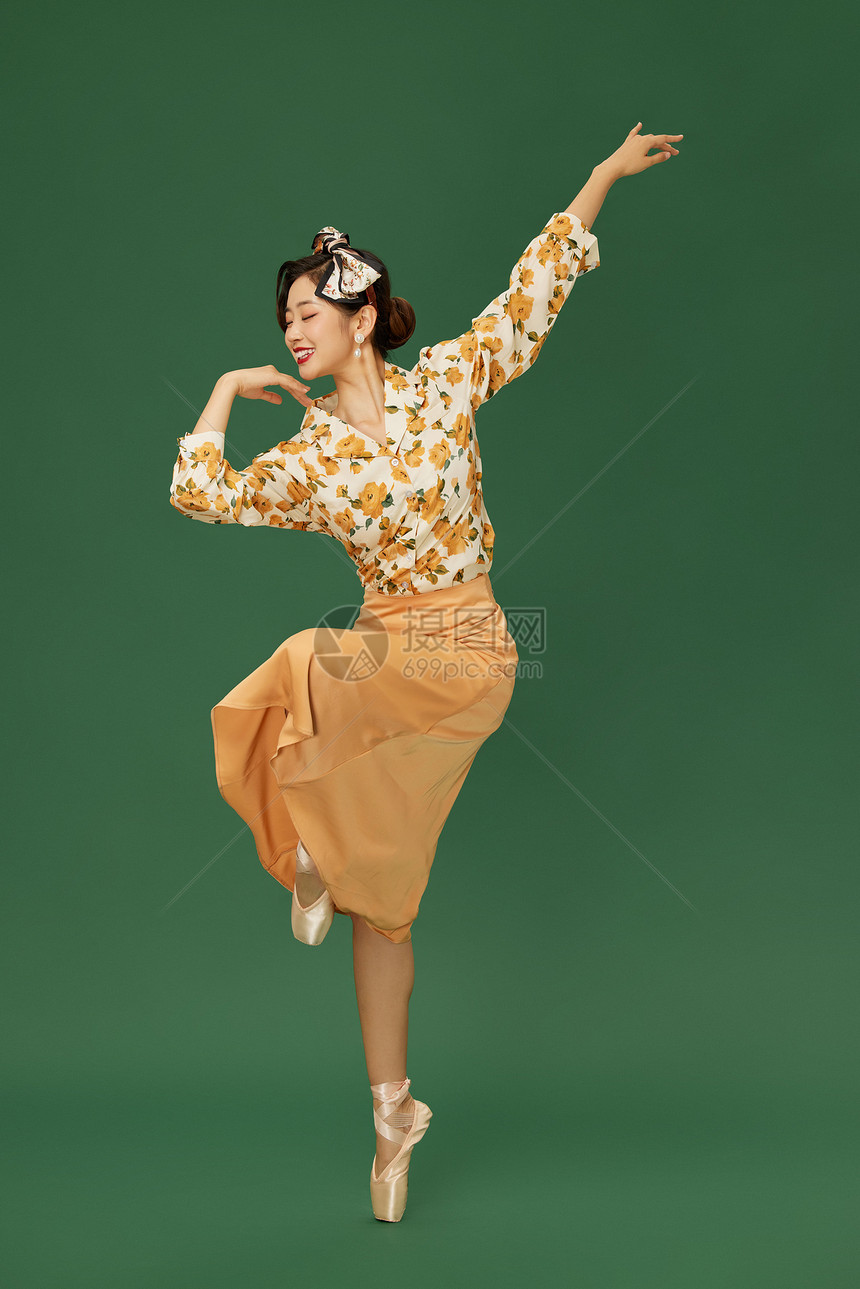 复古女性舞者形象图片