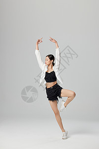 青年气质女性跳芭蕾舞图片