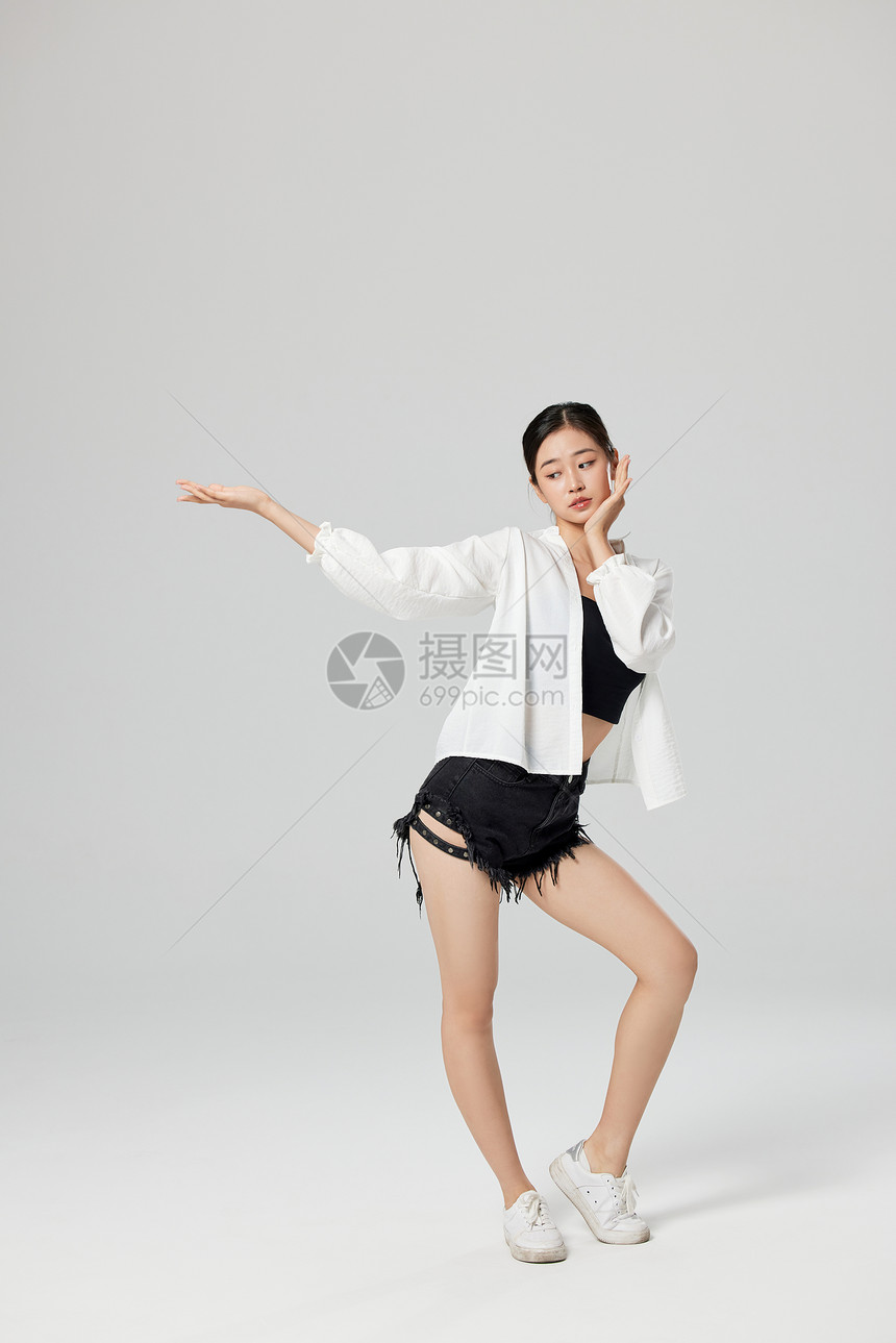 青年女性跳芭蕾舞图片