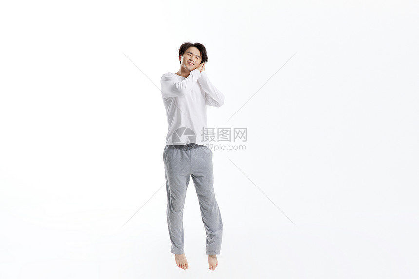 漂浮的居家男性睡眠概念图片