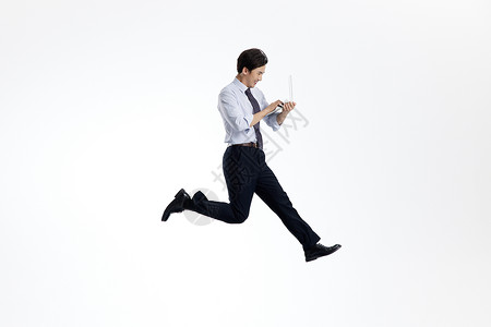 跳跃的商务男青年笔记本电脑办公图片