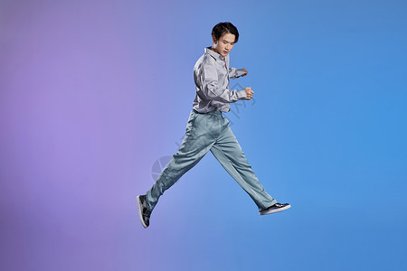 跳跃的赛博朋克男性图片