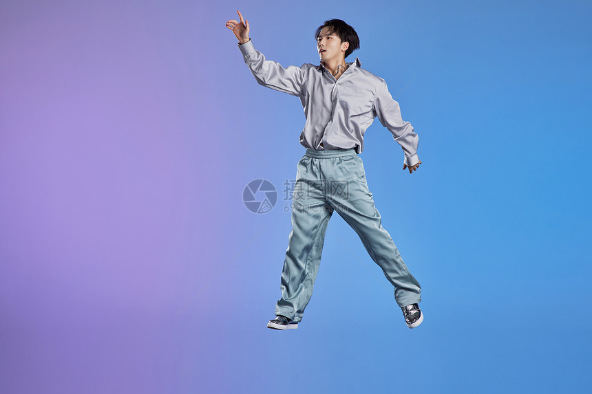 跳跃的赛博朋克男性形象图片