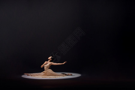 芭蕾舞台气质优雅舞者黑背景束光背景