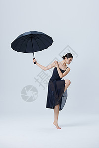 撑伞舞蹈的女性背景图片