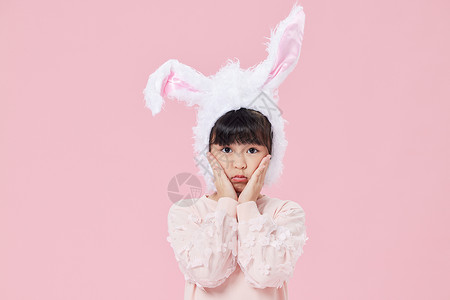 头戴兔耳朵的小女孩高清图片