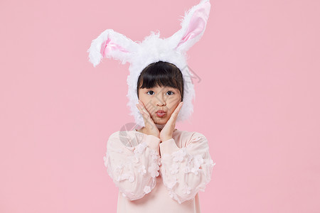 带兔耳朵的可爱小女孩背景图片