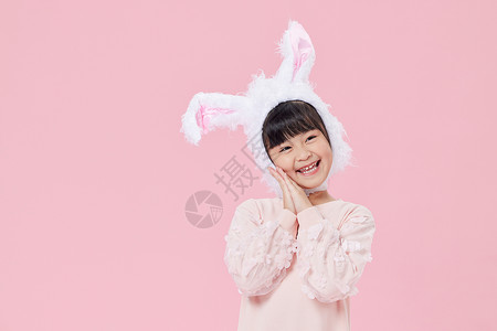 头戴兔耳朵的小女孩高清图片