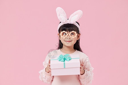 杯子兔兔耳朵小女孩手拿礼物盒背景