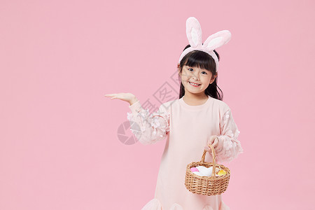 手拿篮子女孩手拿彩蛋篮子的兔耳朵可爱女孩背景