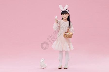 兔复活节兔耳朵小女孩手拿复活节彩蛋背景