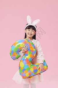 兔子气球女孩兔耳朵女孩手拿彩色数字2背景
