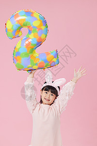 兔耳朵女孩手举彩色数字2图片