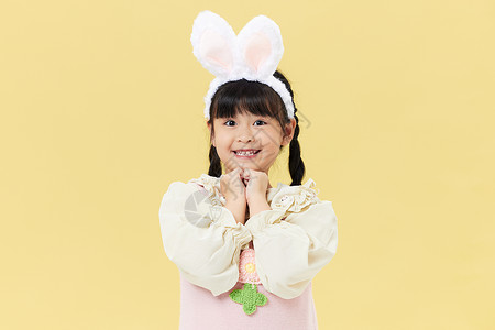 孩子鬼脸带兔耳朵的小女孩形象背景